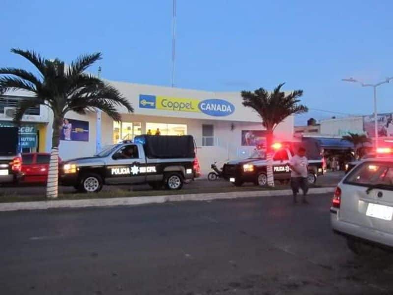 Detienen a dos que abrieron “boquete” en la zapatería de Coppel Chetumal
