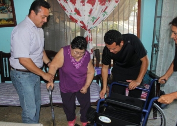 Fuerza Social de OPB sigue entregando sillas de rueda y apoyos a la población