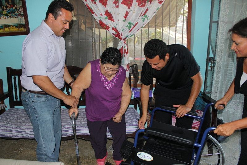 Fuerza Social de OPB sigue entregando sillas de rueda y apoyos a la población