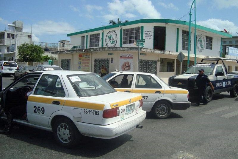 Chocan dos taxis, solo daños materiales