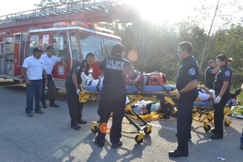 Un muerto y 23 heridos deja choque de autobús contra “madrina” antes de llegar a Tulum