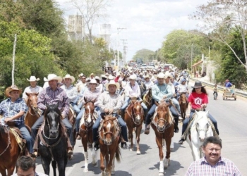 Cabalgata realza festejos de la tradicional Expomor