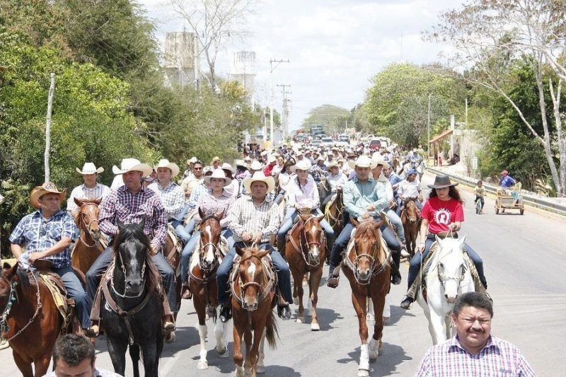 Cabalgata realza festejos de la tradicional Expomor