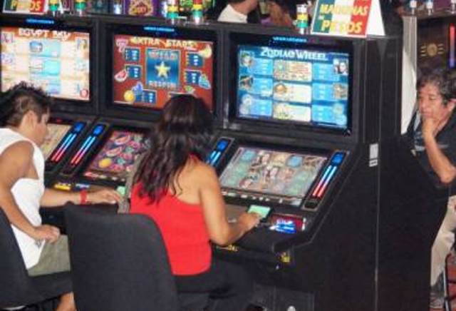 Chetumaleños sumidos en el juego, insisten en acabar con su economía