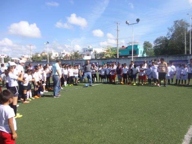 Fiesta deportiva en inauguración del torneo Futbolito Bimbo 2015
