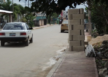 Tricicleros de Kantunilkin se queja que aceras estén ocupadas por material de construcción  