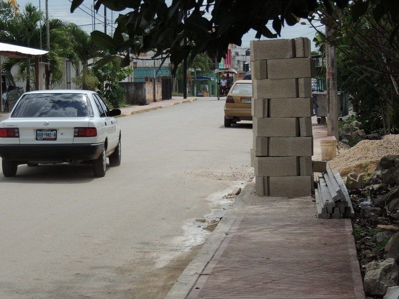 Tricicleros de Kantunilkin se queja que aceras estén ocupadas por material de construcción  