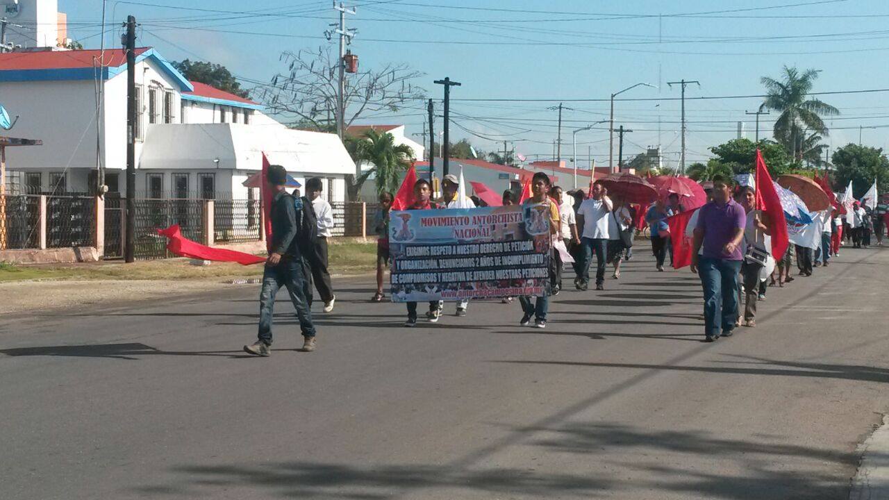 Desangelada marcha de antorchistas
