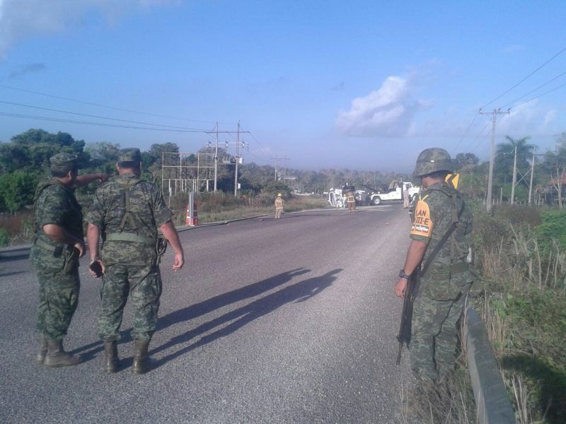 Volcadura de pipa de gas paraliza circulación en carretera federal