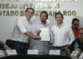 Entrega documentación Chanito Toledo al Consejo Distrital Electoral 01