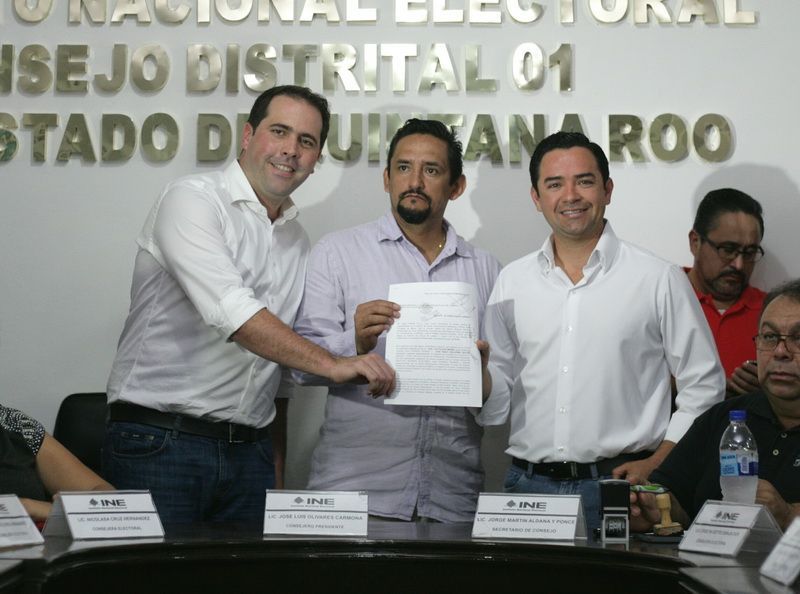 Entrega documentación Chanito Toledo al Consejo Distrital Electoral 01