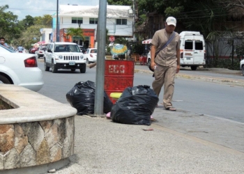 Turisteros y vendedores siguen pasando las de Caín por pésimo servicio de recoja de basura