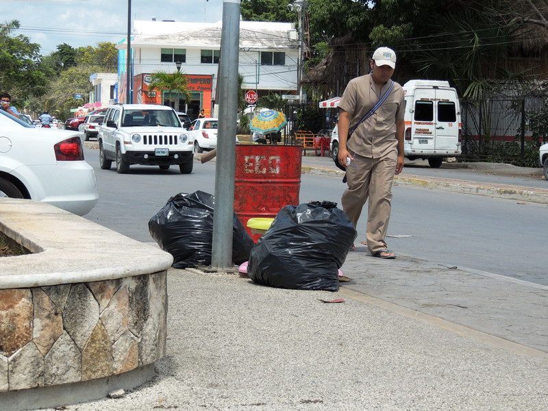 Turisteros y vendedores siguen pasando las de Caín por pésimo servicio de recoja de basura