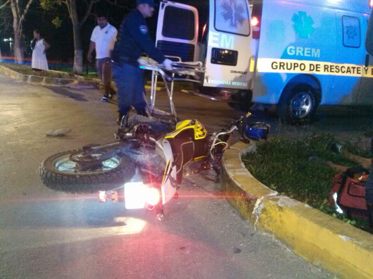 Chica que conducía un tsuru colisiona a motociclista en Bacalar
