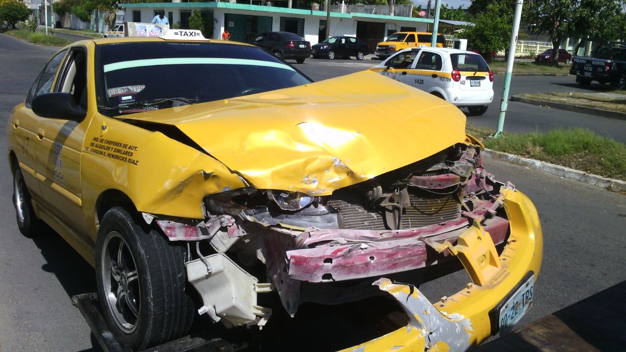 “Chafireta” de taxis de Mahahual choca y se rompe la nariz
