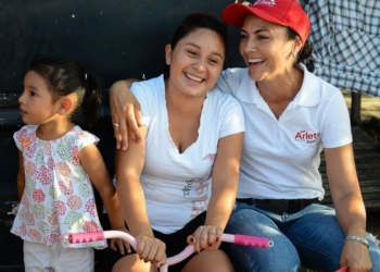 Trabajaré por una mejor educación para que nuestras familias tengan un mejor futuro: Arlet Mólgora 