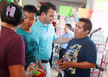 El candidato del PAN, Mahmud Chnaid insiste ante locatarios en crear empleos mejor pagados