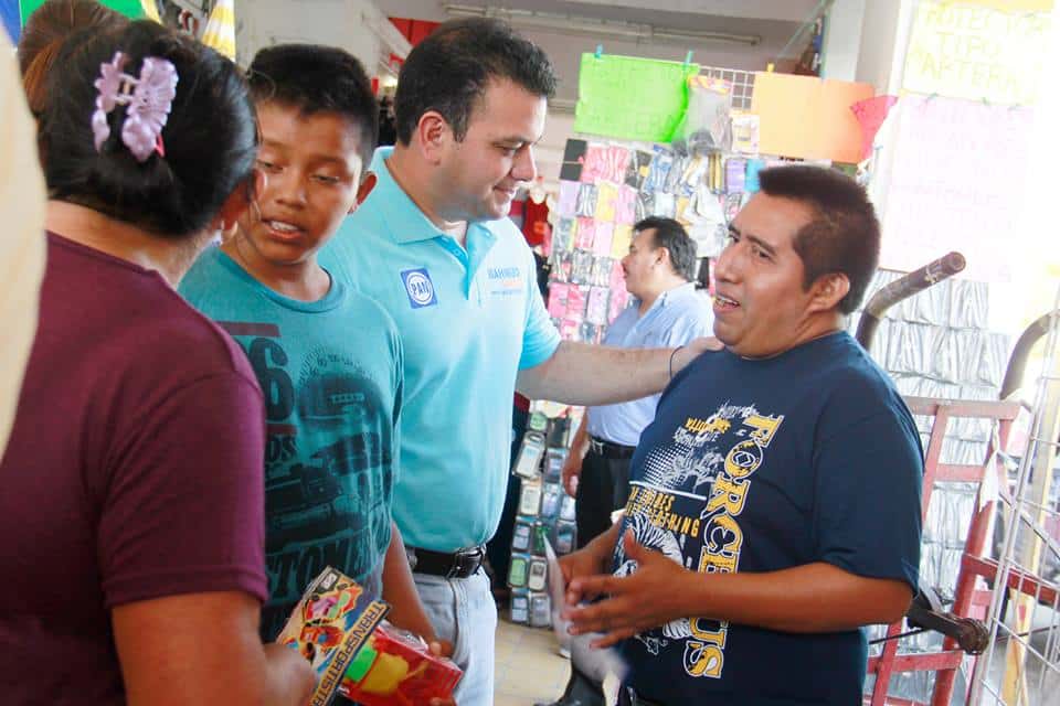 El candidato del PAN, Mahmud Chnaid insiste ante locatarios en crear empleos mejor pagados