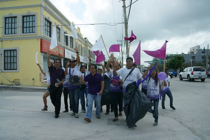 Ni los fuertes rayos del sol paran al candidato del “humanista” en el III distrito, “ChanPepe”
