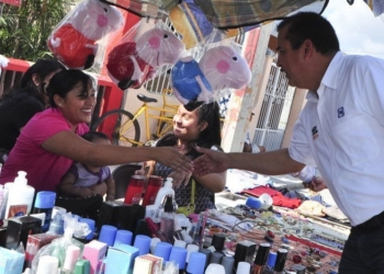 Acompañan Dirigente Estatal y Delegada Nacional al a candidato por el Distrito III Joel Espinoza