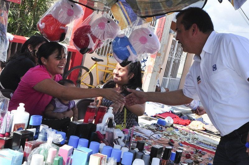 Acompañan Dirigente Estatal y Delegada Nacional al a candidato por el Distrito III Joel Espinoza