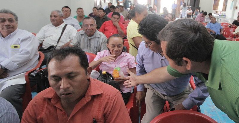 Nivardo Mena recibe respaldo de Pastores de la Zona Maya