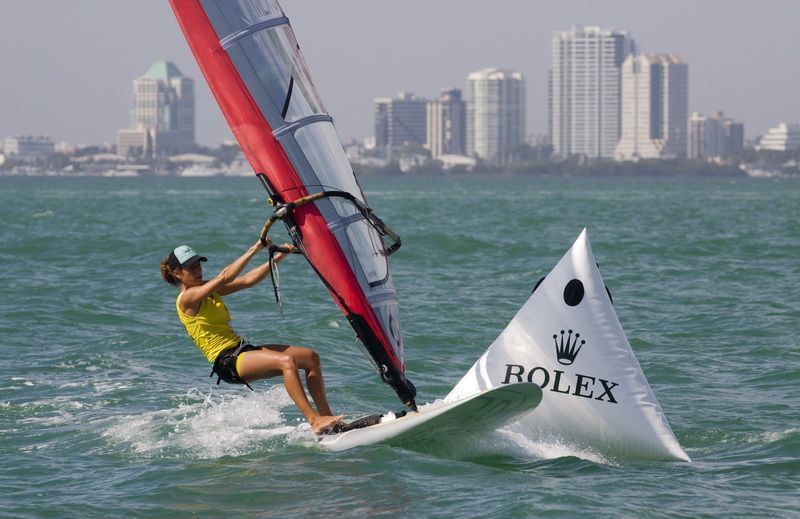 Demita Vega a mejorar posición en la Copa del Mundo de Hyeres, Francia