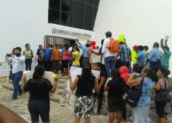 Continúan manifestación de ex trabajadores de FCP