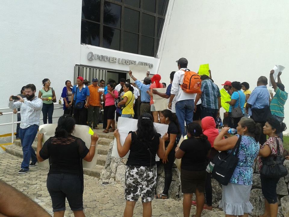 Continúan manifestación de ex trabajadores de FCP