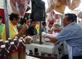 El perredista Mingo Flota recorre colonias de Carrillo Puerto