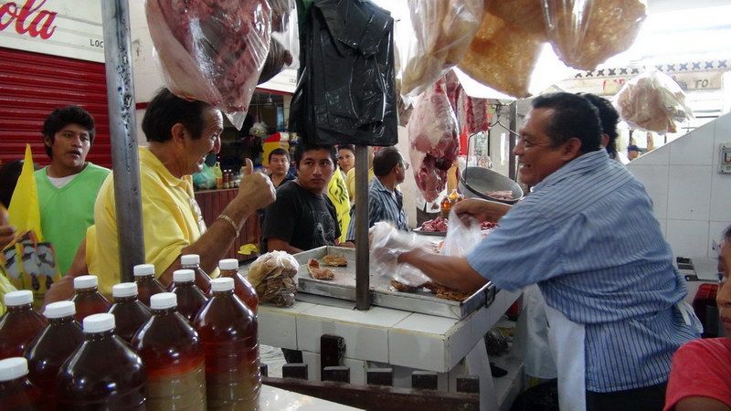 El perredista Mingo Flota recorre colonias de Carrillo Puerto
