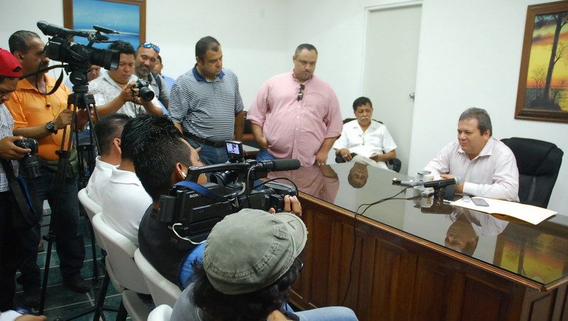 Andrés Ruiz se lanza a la “yugular” a los priistas  
