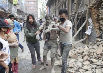 Terremoto de 7.9 grados sacude Nepal y deja más de mil heridos
