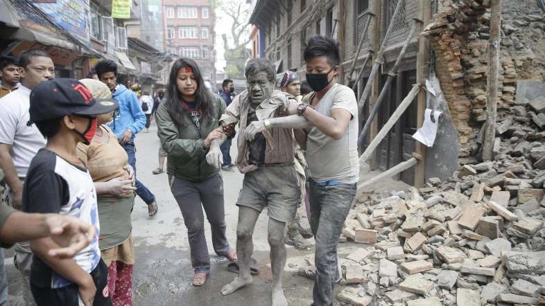 Terremoto de 7.9 grados sacude Nepal y deja más de mil heridos