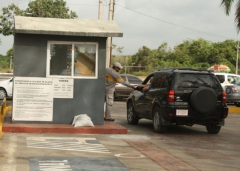 Denuncia que no entregan recibos por cobro en estacionamiento de terminal aérea