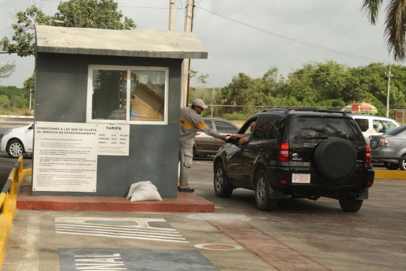 Denuncia que no entregan recibos por cobro en estacionamiento de terminal aérea