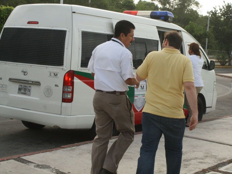 Cubano es detenido en aeropuerto de Chetumal por Visa vencida
