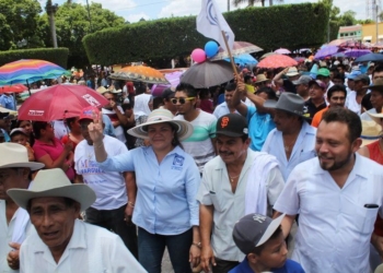 Rosa Adriana Díaz Lizama encabeza la Marcha de los Sombreros en Tekit