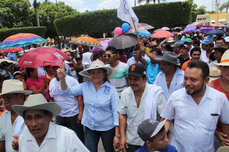 Rosa Adriana Díaz Lizama encabeza la Marcha de los Sombreros en Tekit