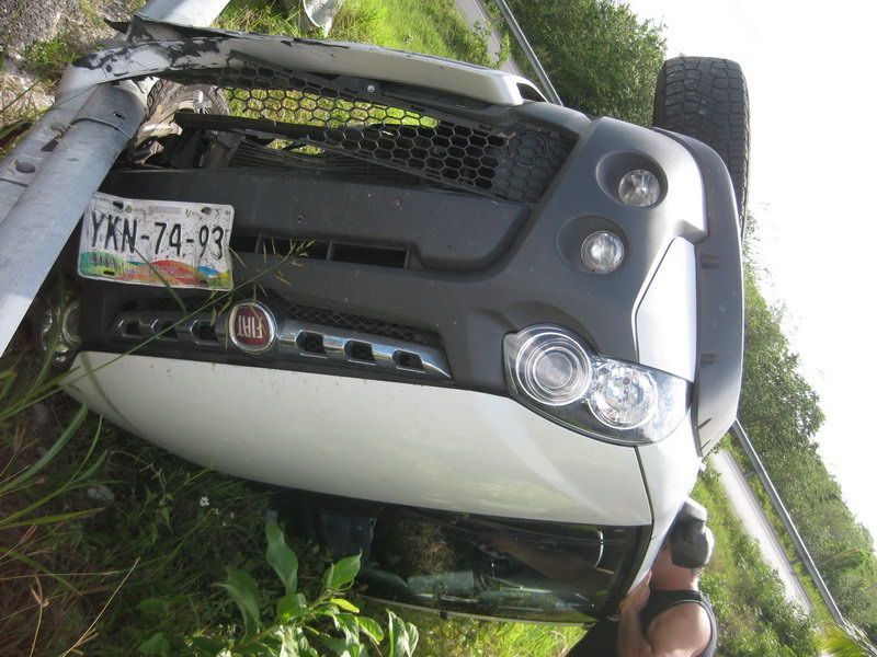 Par de turistas vuelcan su vehículo pero salen ilesos a la altura de Bacalar