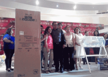 «Roba cámara» la china Liz Gamboa en evento del SUTAGE