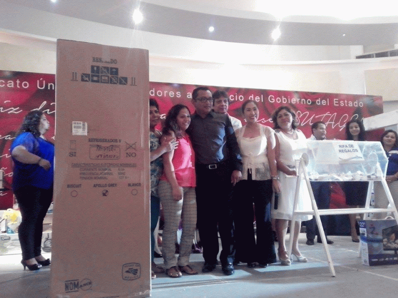 «Roba cámara» la china Liz Gamboa en evento del SUTAGE
