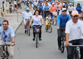 Rosa Adriana Díaz y Ernesto Cordero hacen campaña en bicicleta y a pie