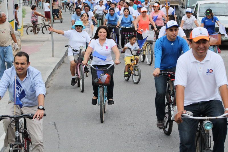 Rosa Adriana Díaz y Ernesto Cordero hacen campaña en bicicleta y a pie