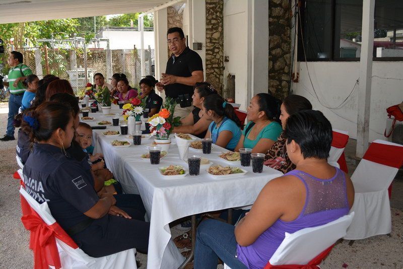 Tardío pero madres-policías fueron agasajadas por su “10 de mayo”