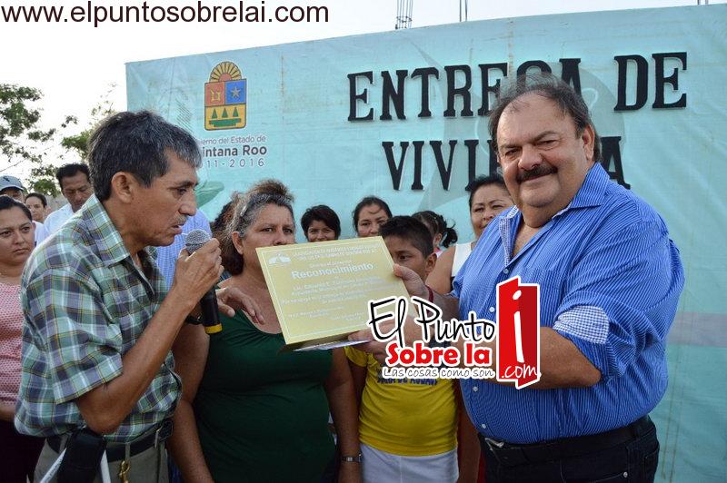 Entrega Abuxapqui pavimentación y viviendas en Colonia Bicentenario