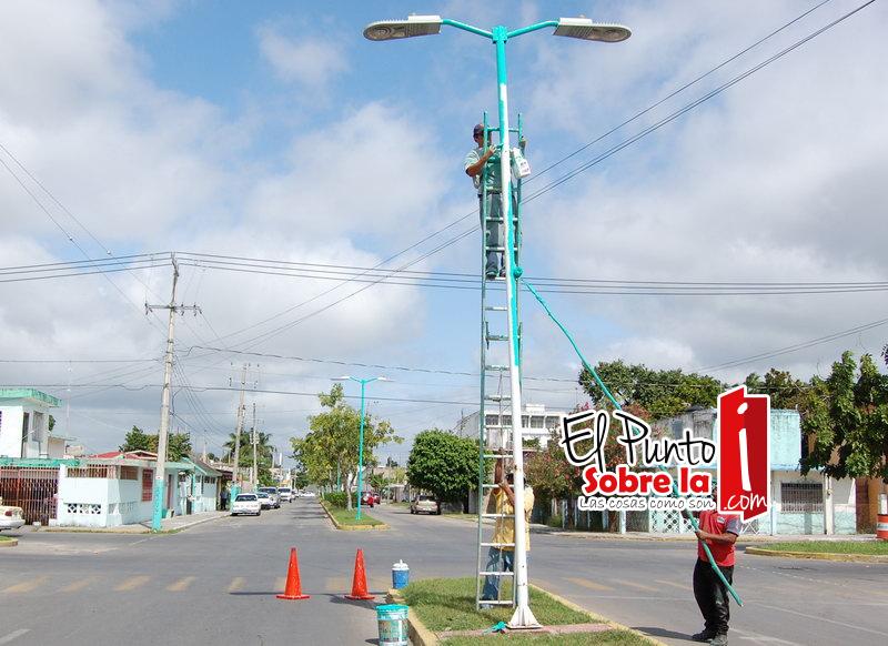 Pintan más de mil postes de alumbrado en Chetumal