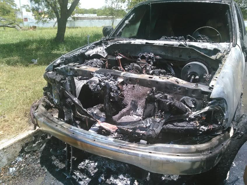 Corto circuito ocasiono incendio en una camioneta
