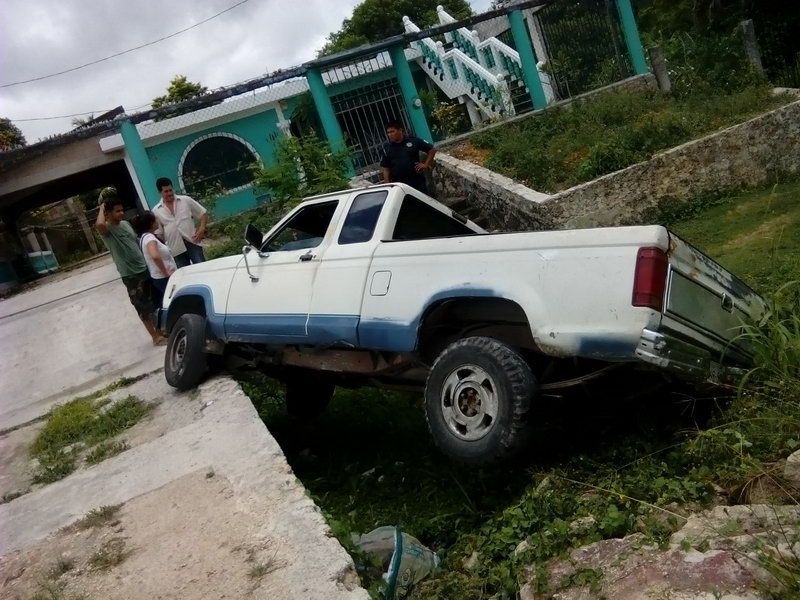 Yerno olvida poner freno a camioneta de suegro y esta “huye” del garage