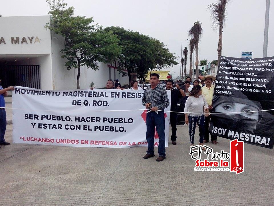 Maestros inauguran la Héroes con marcha de protesta